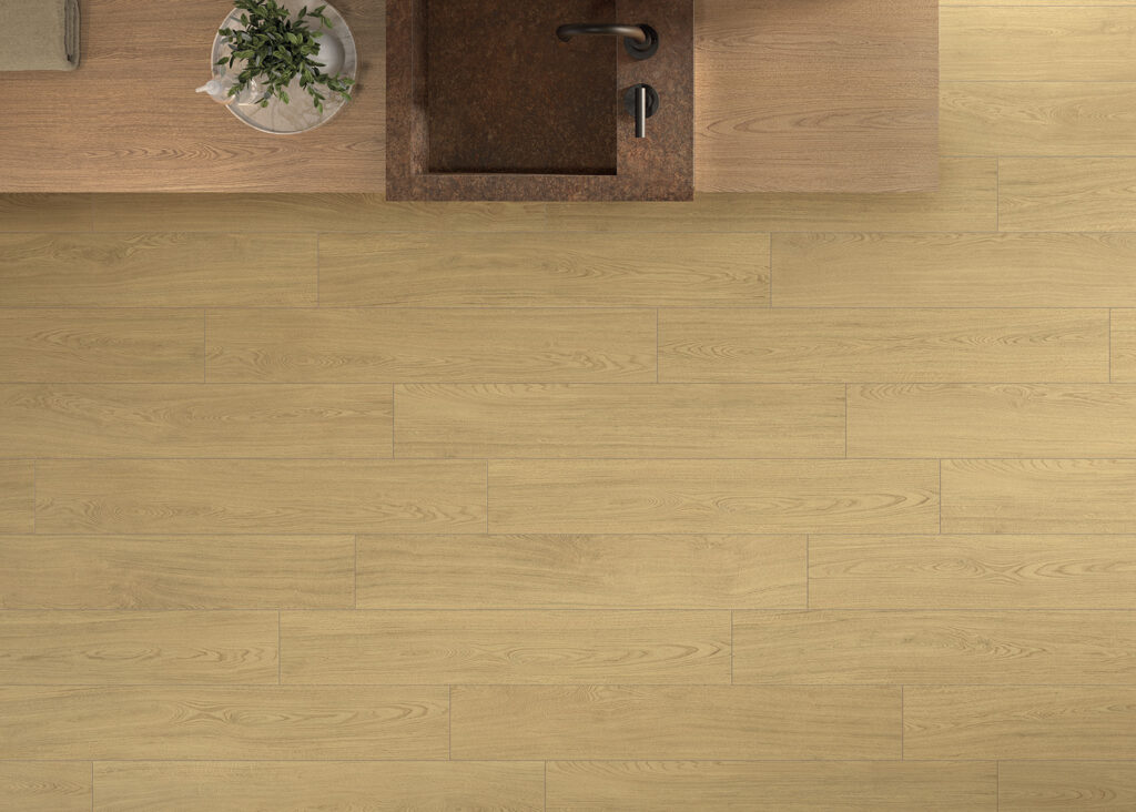 piastrella in gres porcellanato effetto legno di quercia, dal colore chiaro paglia.