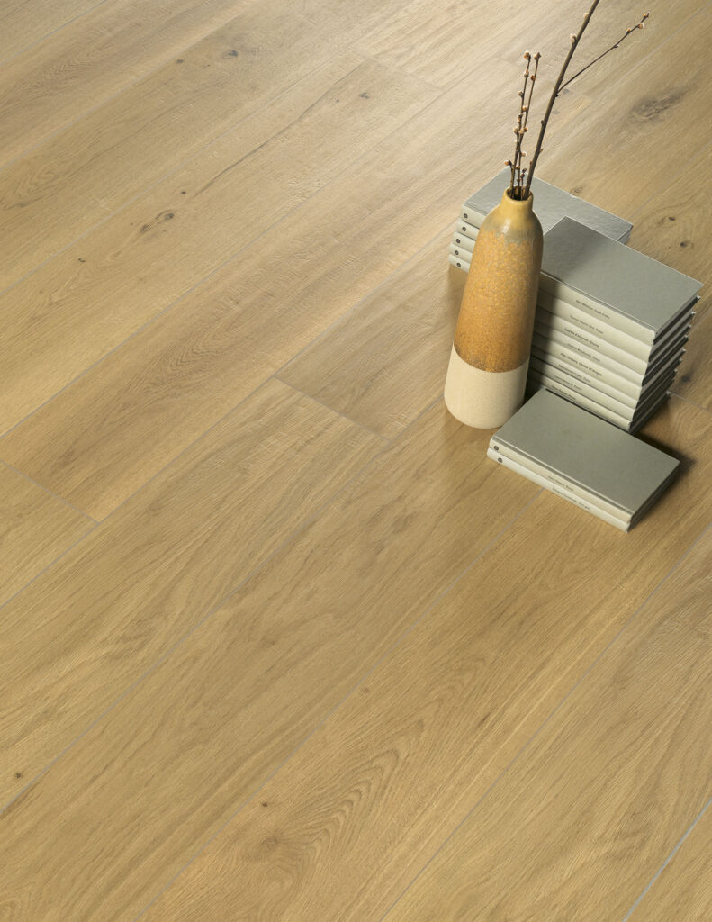 piastrella in gres porcellanato effetto legno di rovere dal colore dorato.