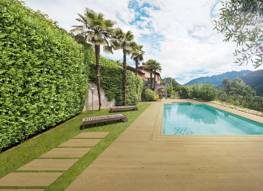 piastrella in gres porcellanato effetto legno di rovere, dal colore dorato.