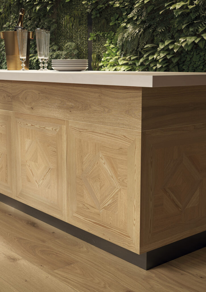 piastrella in gres porcellanato effetto legno di rovere, dal colore miele.