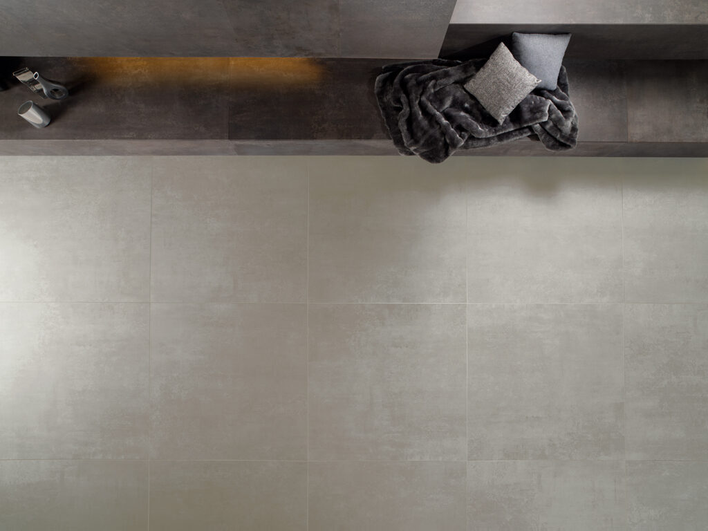 vista dall'alto dettaglio struttura pavimento in gres effetto metallo