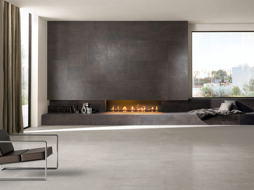 living con camino rivestito in gres effetto lamiera platino e argento