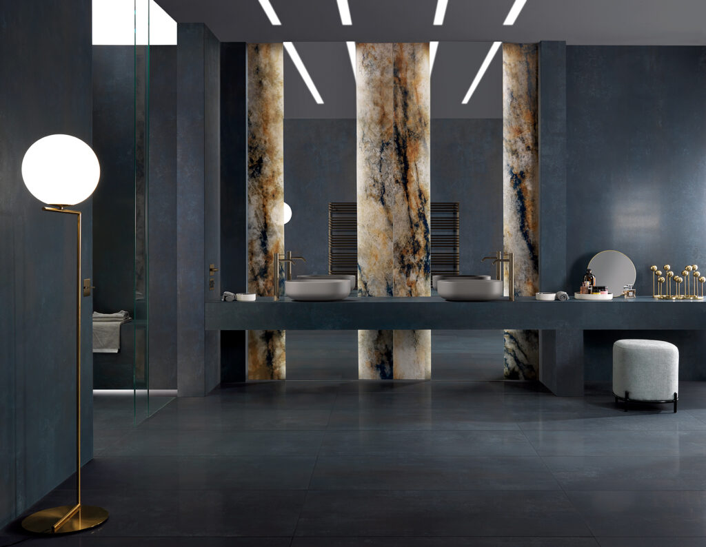 piastrella in gres porcellanato effetto lamiera metallica. Una superficie ceramica satinata come la lamiera spazzolata, ma con un basso grado di scivolosità, impreziosita dall’impasto colorato