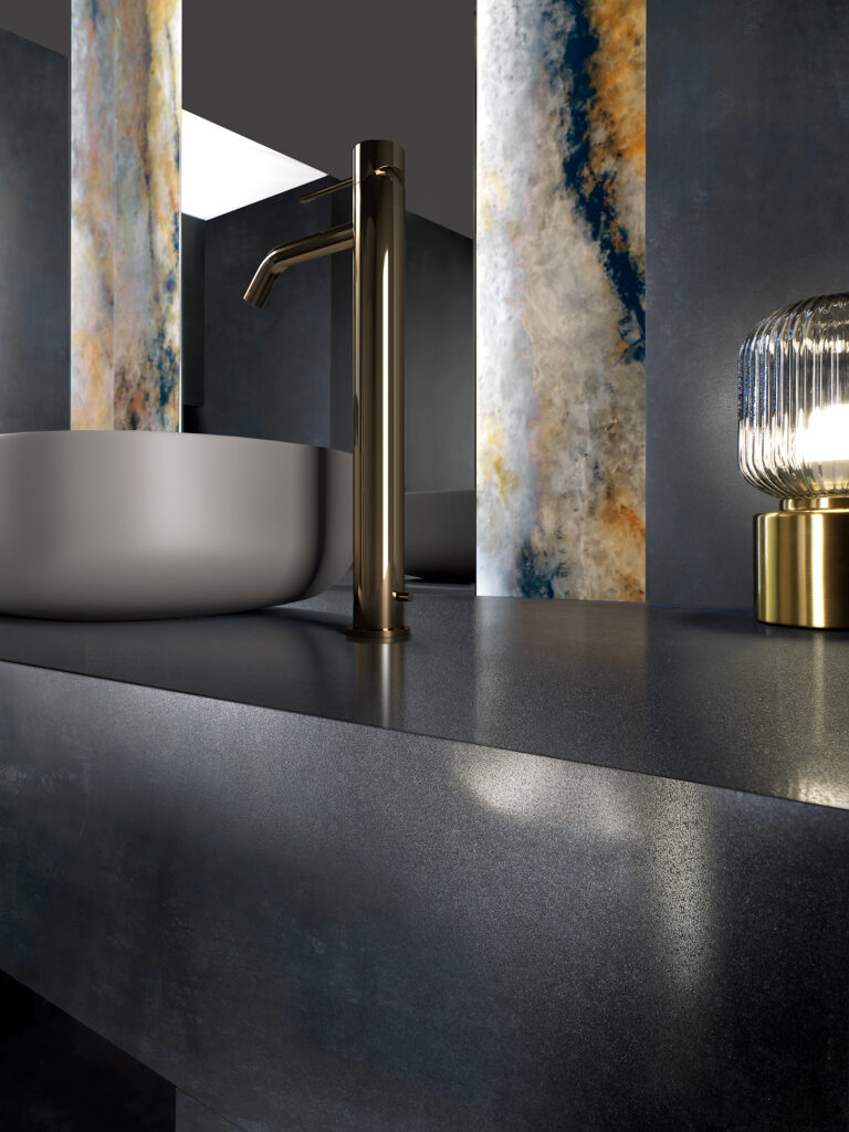 dettaglio satinatura piastrella in gres effetto lamiera blu