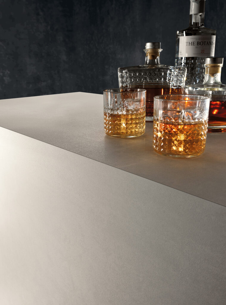 dettaglio superficie bancone in gres effetto lamiera