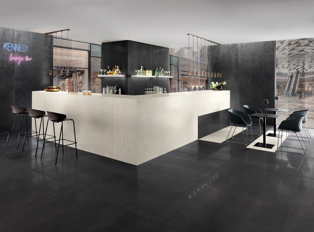 bar con bancone ad angolo rivestito in gres effetto lamiera