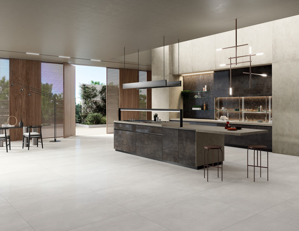 cucina moderna in gres effetto lamiera platino e pavimento bianco