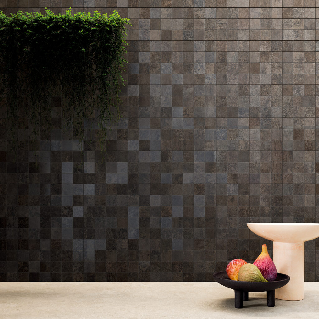 parete con mosaico in gres con tasselli 5x5 cm