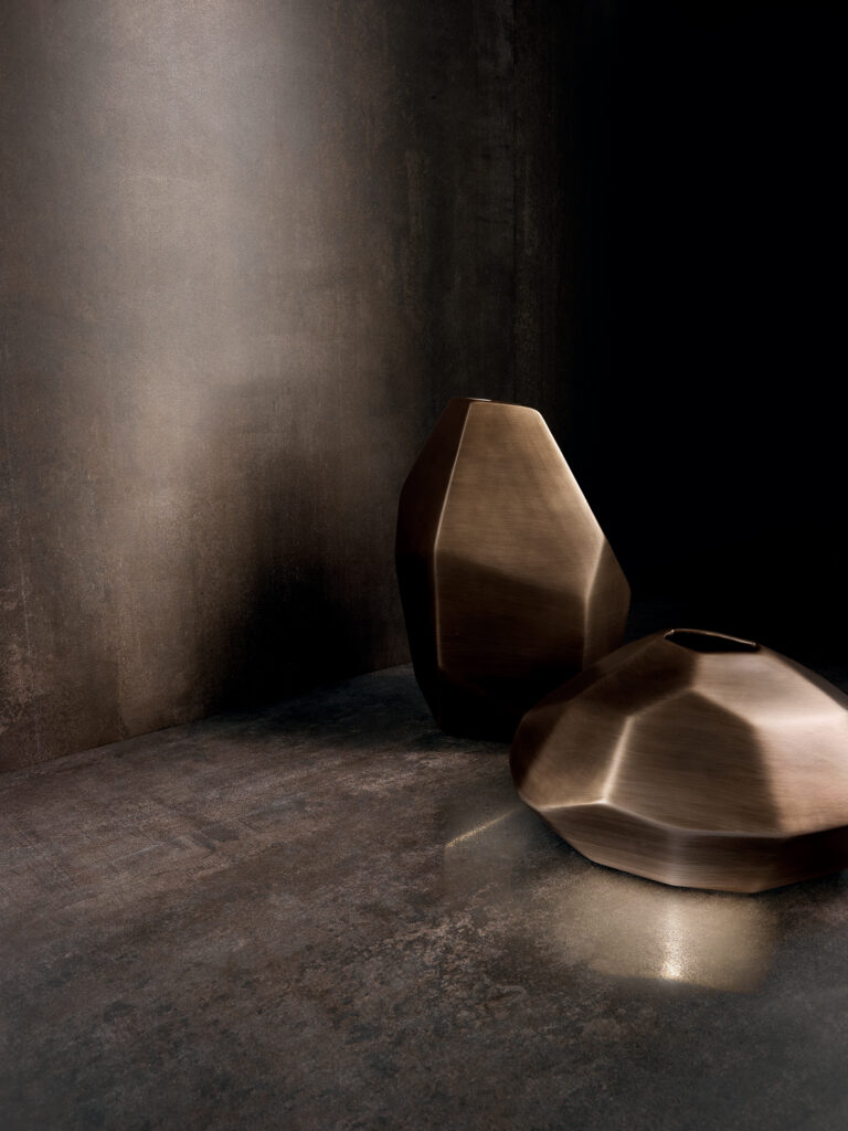 dettaglio struttura piastrella in gres effetto lamiera platino