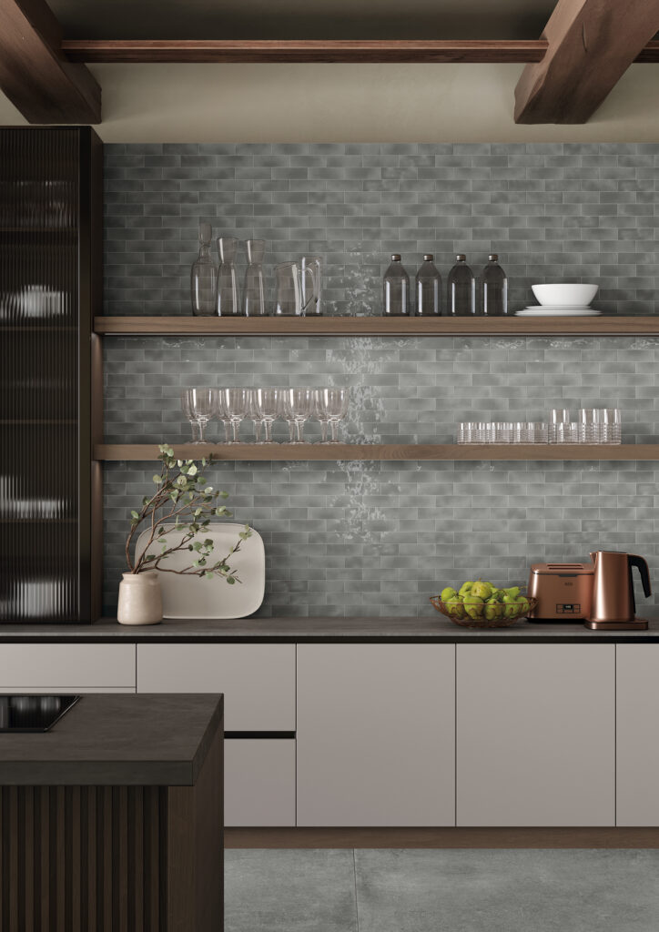 dettaglio parete cucina con stoviglie, parete con listelli in gres effetto cemento fumo