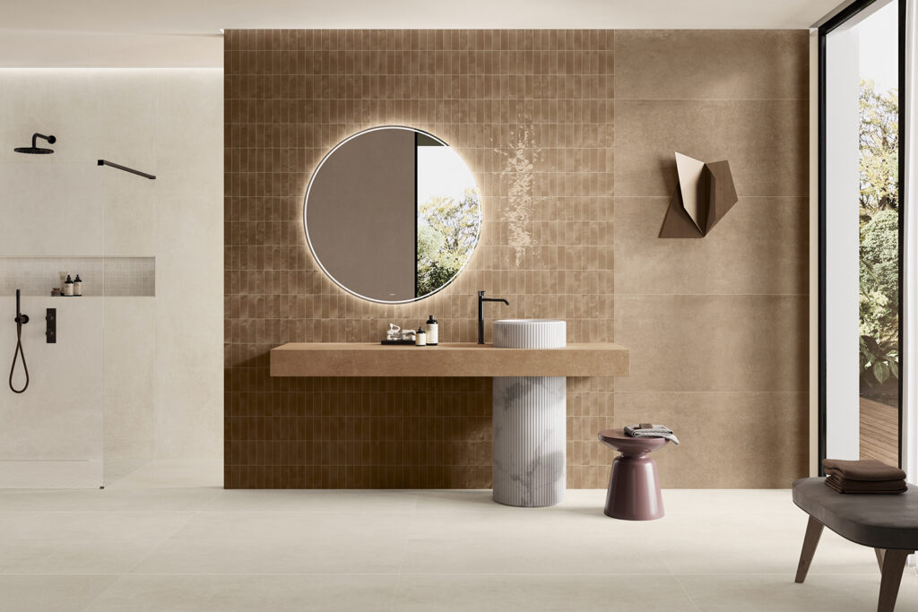 bagno con lavabo verticale rivestito in gres effetto cemento marrone e avorio