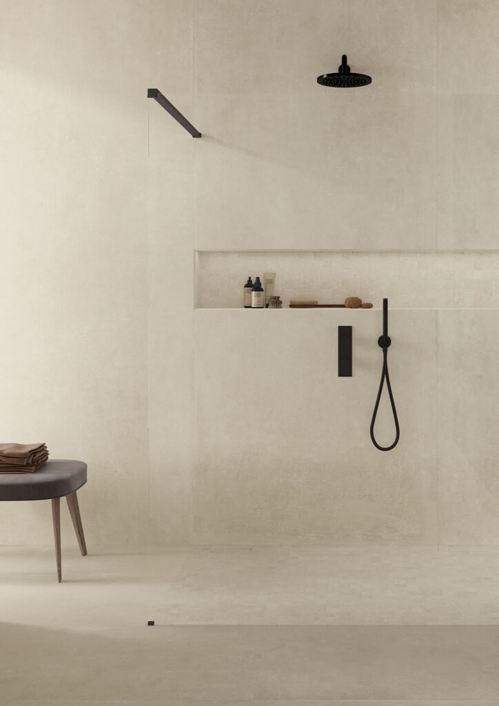 nicchia della doccia rivestita in gres effetto cemento avorio e finiture nere