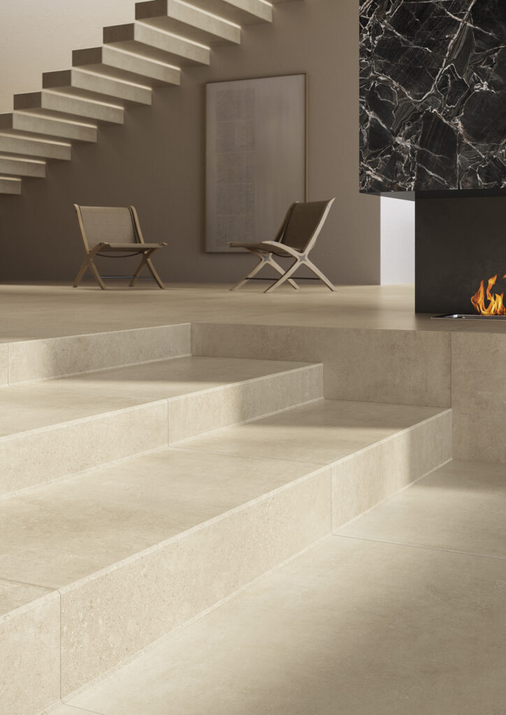 dettaglio di gradini rivestiti in gres effetto cemento color beige