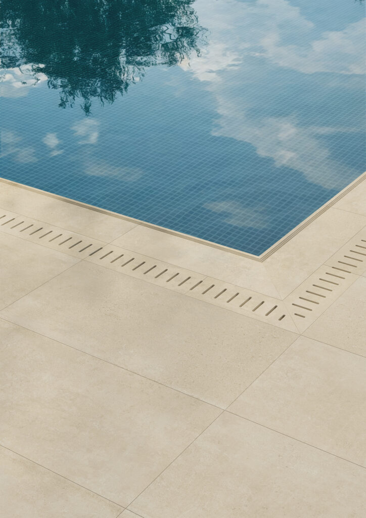 rivestimento esterno piscina con griglia in gres effetto cemento