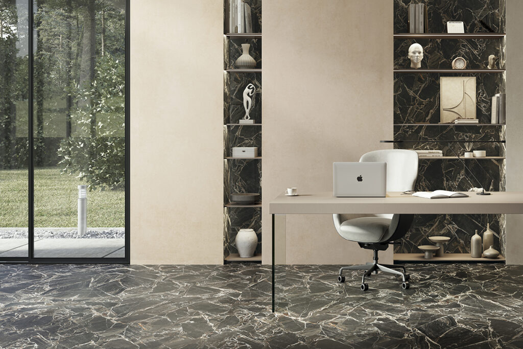Ufficio con scrivania, pavimento effetto marmo nero con cristalli, muro in gres stile cemento beige