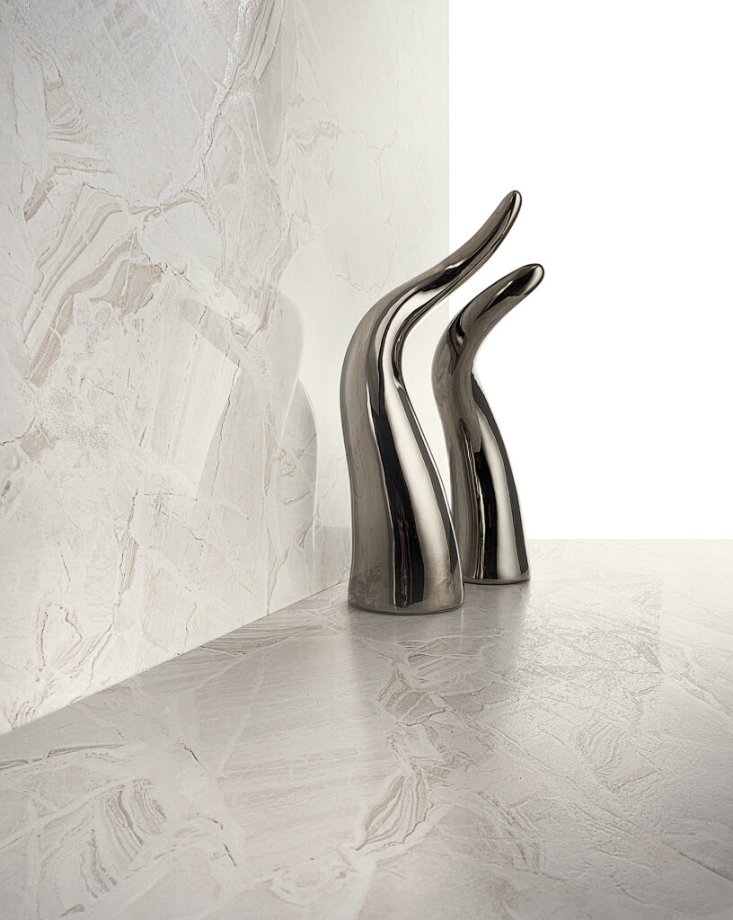 Pavimenti e rivestimenti gres effetto marmo chiaro con vene con cristalli e superficie lucida o soft