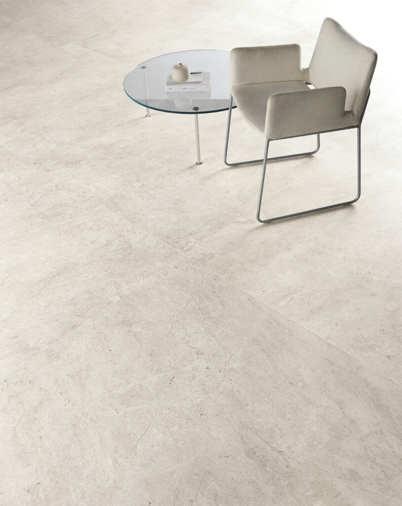 dettaglio piastrella in gres effetto pietra chiaro