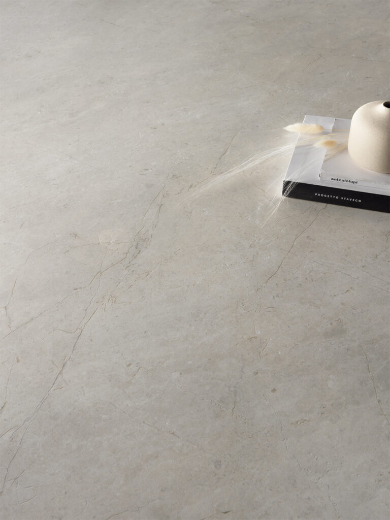 dettaglio ravvicinato pavimento in gres effetto pietra