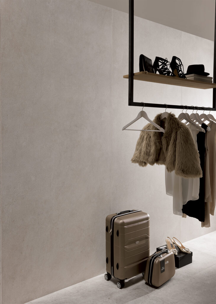 dettaglio rivestimento muro in gres negozio abbigliamento