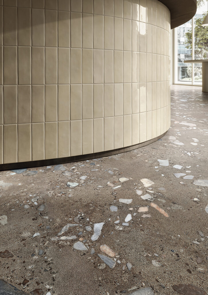 dettaglio bancone bar con listelli beige e pavimento in gres con sassi