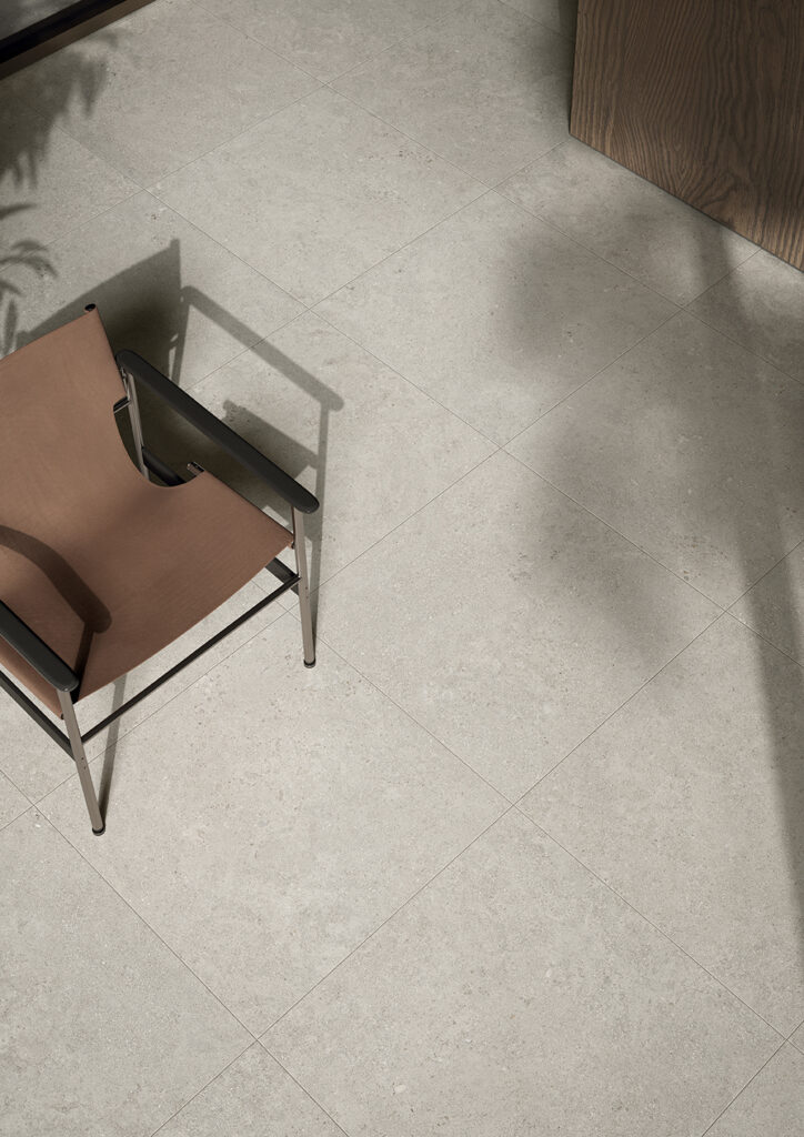 dettaglio piastrella 60x60 cm in gres porcellanato effetto pietra grigio