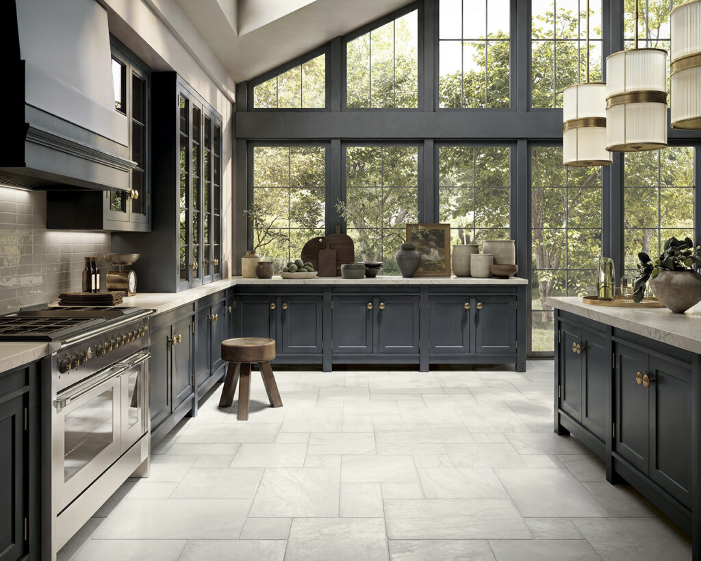 cucina con posa multiformato a pavimento in gres effetto marmo bianco