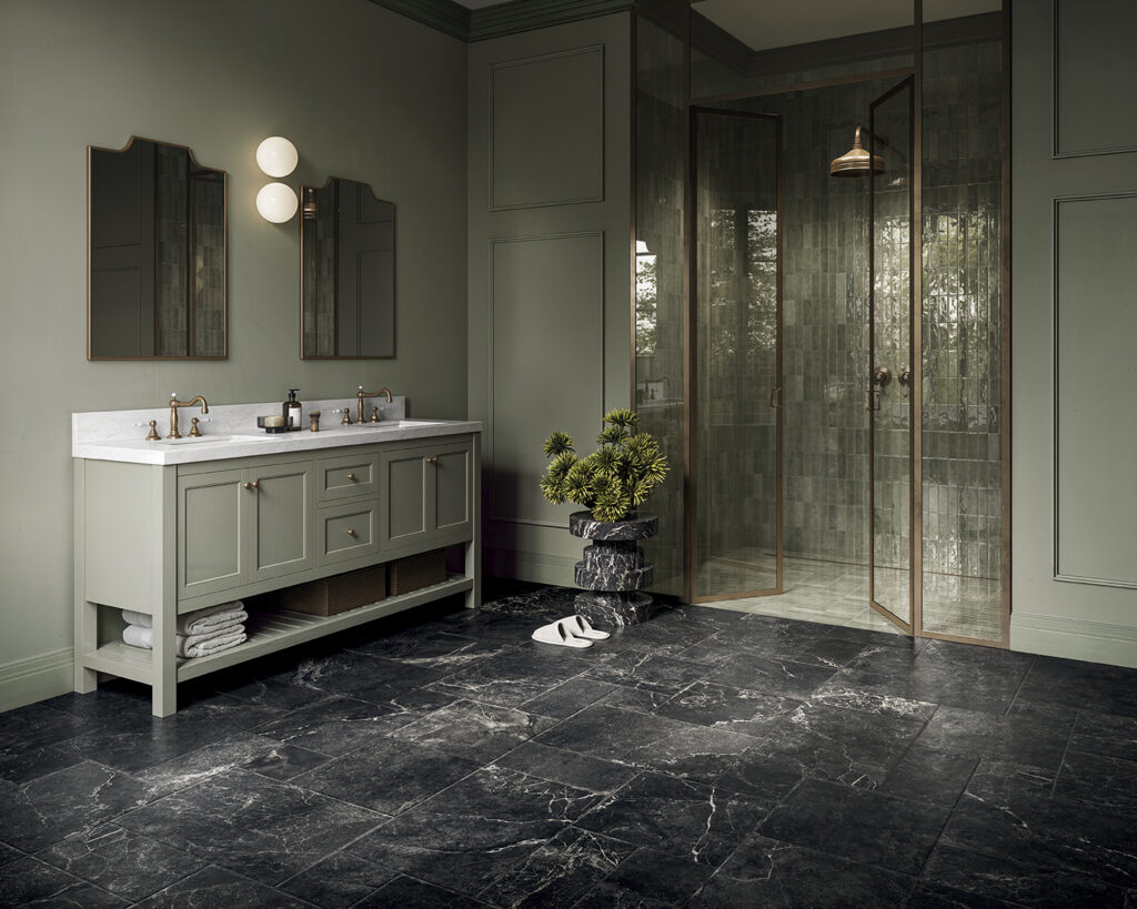 bagno con posa multiformato a pavimento effetto marmo nero e pareti salvia